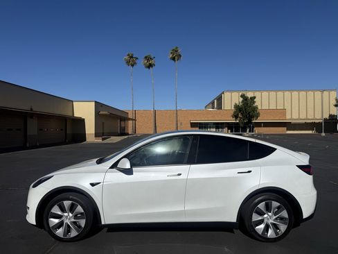 Used 2021 Tesla Model Y Long Range AWD/4WD image 4