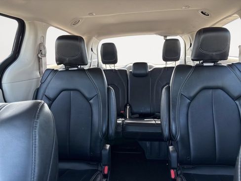 Used 2024 Chrysler Pacifica Touring-L FWD image 50