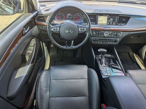 Used 2017 Kia Cadenza Premium w/ Luxury Package FWD image 15