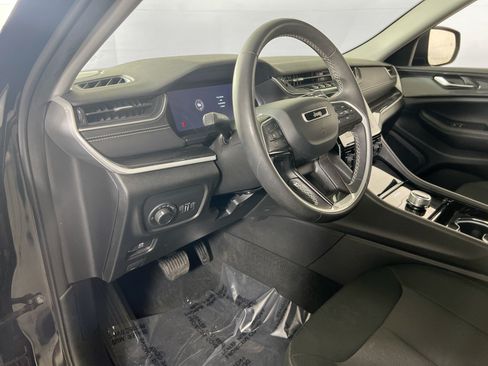 Used 2023 Jeep Grand Cherokee Laredo AWD/4WD image 9