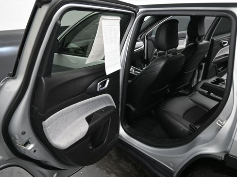 Used 2024 Jeep Compass Latitude image 13