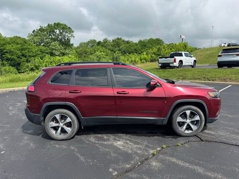 Used 2019 Jeep Cherokee Limited w/ Luxury Group AWD/4WD image 2