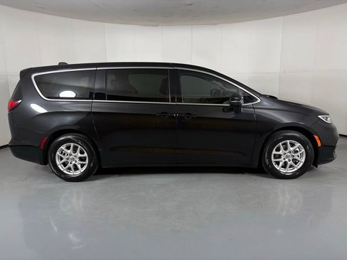 Used 2023 Chrysler Pacifica Touring-L FWD image 9