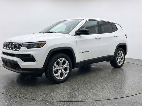 Used 2025 Jeep Compass Latitude AWD/4WD image 3
