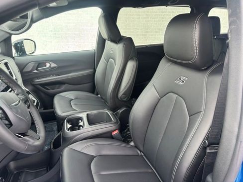 New 2026 Chrysler Pacifica Select w/ S Appearance Package image 11