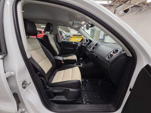Used 2017 Volkswagen Tiguan S image 10