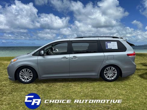 Used 2011 Toyota Sienna XLE image 3