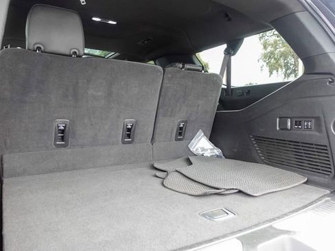 Used 2024 GMC Yukon XL Denali image 31