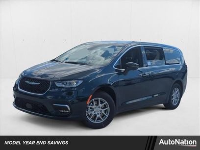 New 2025 Chrysler Pacifica Select w/ Uconnect Theater Family Group