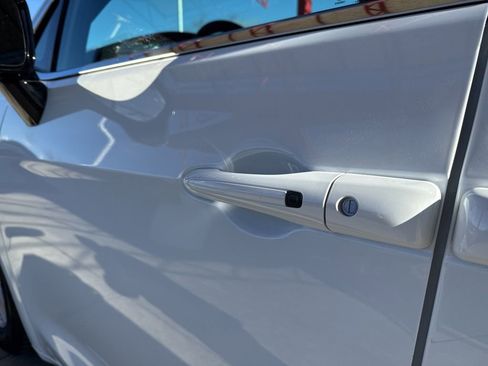 Used 2025 Chrysler Pacifica Select image 10