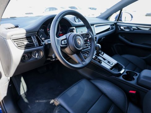 Certified 2025 Porsche Macan image 4