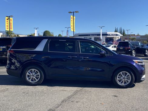 Used 2024 Kia Carnival LX image 2