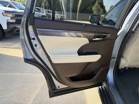 Used 2021 Toyota Highlander Platinum AWD/4WD image 15