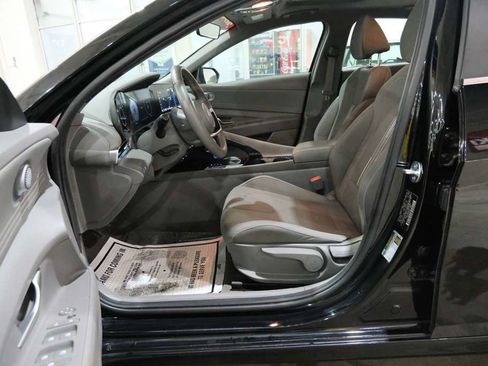 Used 2025 Hyundai Elantra SEL image 16
