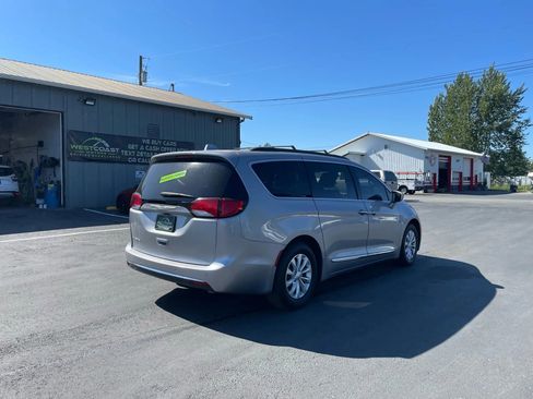 Used 2017 Chrysler Pacifica Touring-L FWD image 7