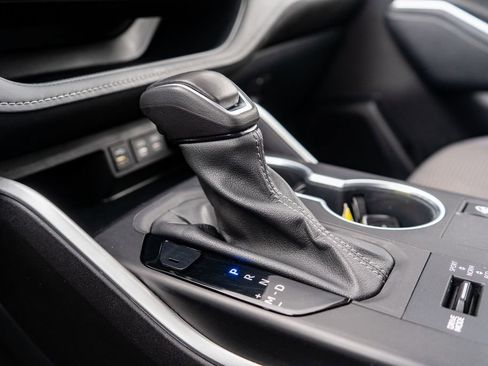 Used 2024 Toyota Highlander LE image 28