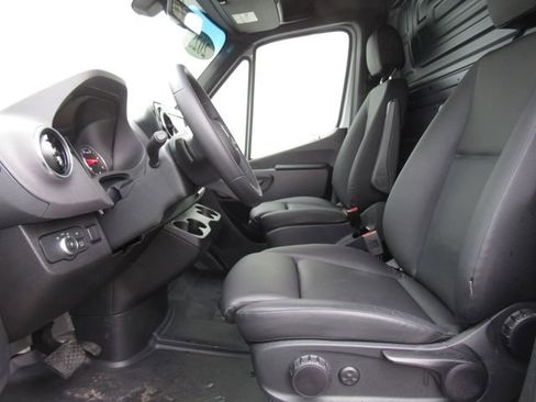 Used 2025 Mercedes-Benz Sprinter 2500 image 10