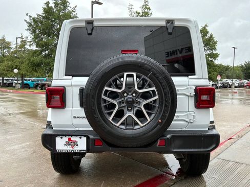 Used 2025 Jeep Wrangler Unlimited Sahara AWD/4WD image 7