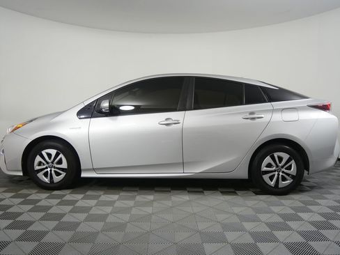 Used 2017 Toyota Prius Two w/ Carpet Mat Package FWD image 6