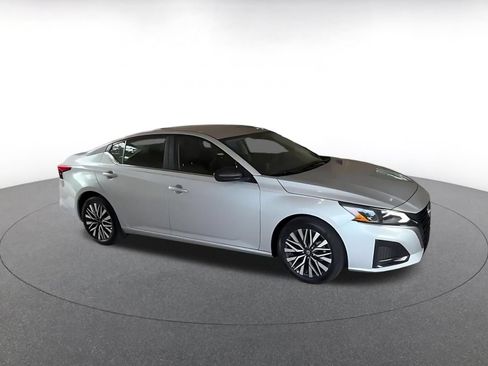 Used 2026 Nissan Altima 2.5 SV FWD image 2