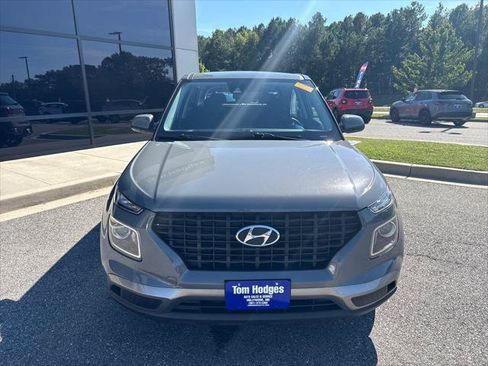 Used 2021 Hyundai Venue SE FWD image 2