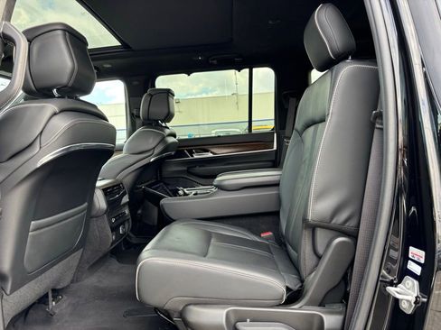 Used 2022 Jeep Grand Wagoneer Series II image 33