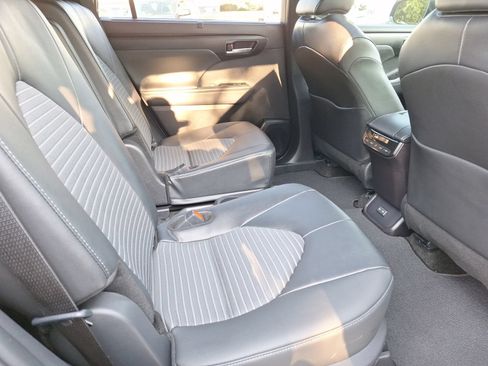 Used 2025 Toyota Highlander XSE AWD/4WD image 31