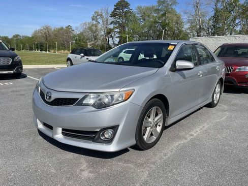 Used 2014 Toyota Camry SE w/ Moonroof Package image 2