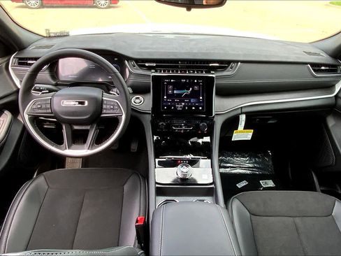 Certified 2024 Jeep Grand Cherokee Altitude image 5