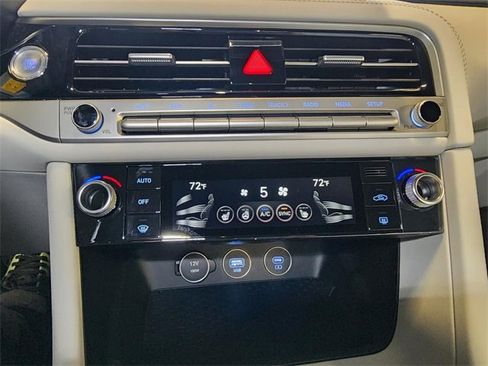 Used 2025 Genesis G70 2.5T image 20