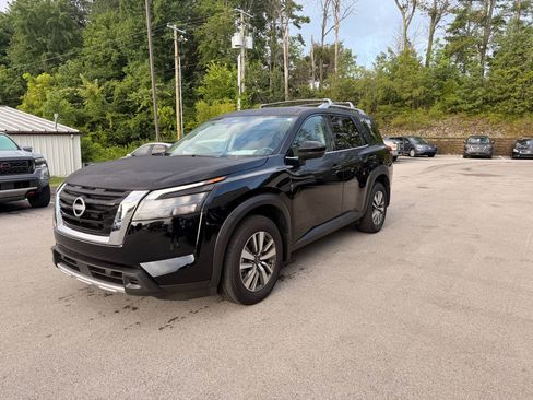 Certified 2025 Nissan Pathfinder SL AWD/4WD image 1