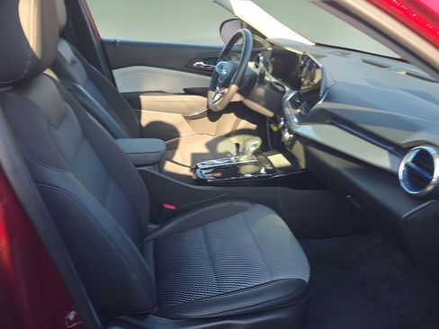 Used 2025 Chevrolet Trax LT w/ LT Convenience Package FWD image 6