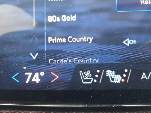 Used 2025 Chevrolet Traverse RS image 34