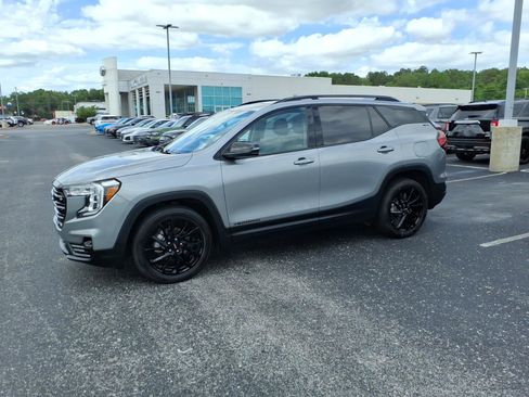 Used 2024 GMC Terrain SLT w/ Tech Package FWD image 3
