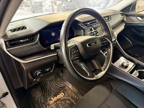 Used 2022 Jeep Grand Cherokee Laredo w/ Luxury Tech Group I image 8