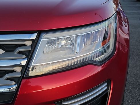 Used 2018 Ford Explorer XLT AWD/4WD image 12