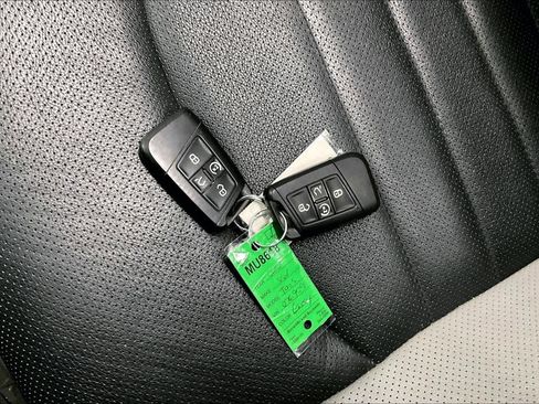 Used 2022 Volkswagen Taos SEL image 13