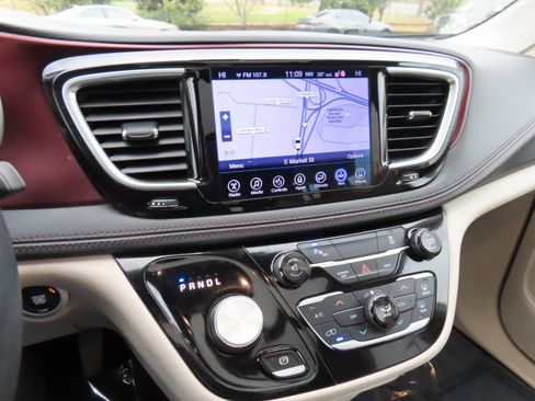 Used 2017 Chrysler Pacifica Limited image 22