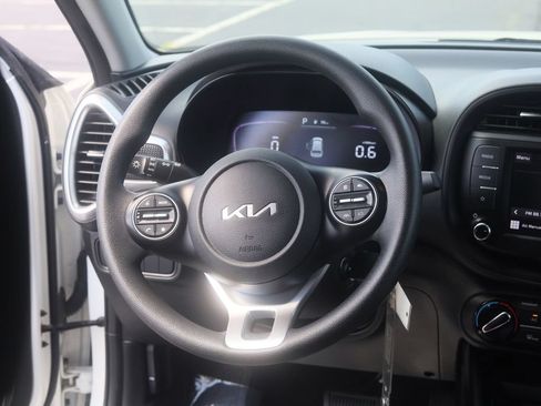 Used 2023 Kia Soul LX w/ LX Technology Package FWD image 18