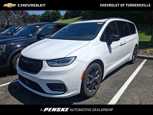 Used 2025 Chrysler Pacifica Limited FWD image 1