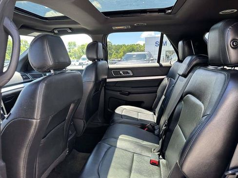 Used 2017 Ford Explorer XLT w/ Equipment Group 202A AWD/4WD image 30