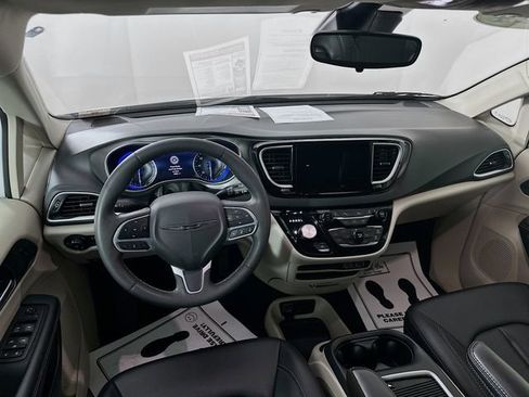 Used 2024 Chrysler Pacifica Touring-L image 27