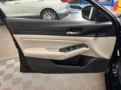 Used 2025 Nissan Altima 2.5 SV FWD image 18