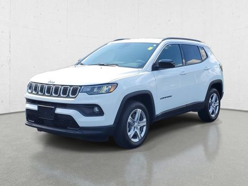 Used 2024 Jeep Compass Latitude AWD/4WD image 4