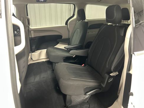 Used 2024 Chrysler Voyager LX image 23