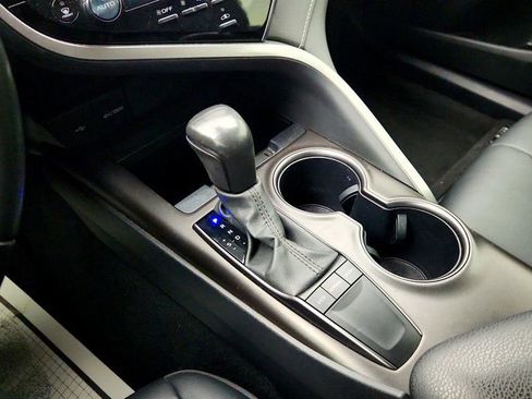 Used 2024 Toyota Camry SE w/ Convenience Package image 17