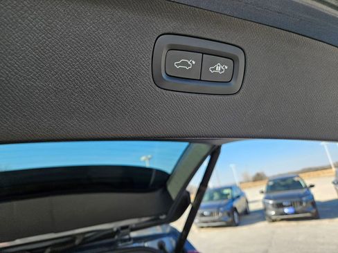 Used 2017 Volvo XC90 T6 Momentum w/ Vision Package image 27