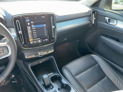 Certified 2022 Volvo XC40 T5 Momentum image 26
