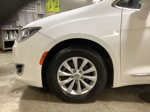 Used 2019 Chrysler Pacifica Touring-L image 10