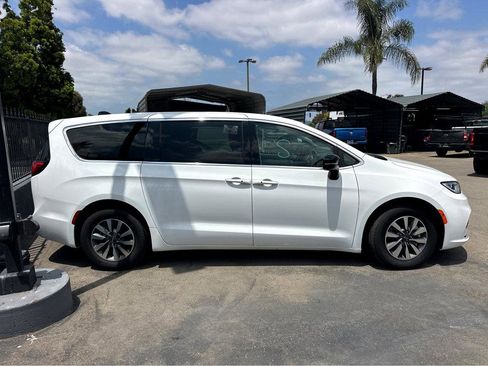 Used 2024 Chrysler Pacifica Limited FWD image 5
